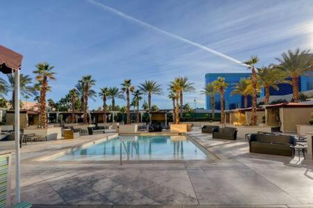 Mgm Signature-15-717 F1 Track & Strip View Balcony Las Vegas Exterior photo