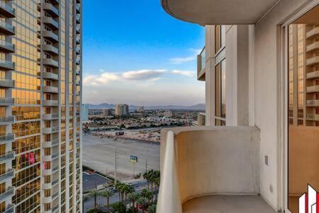 Mgm Signature-15-717 F1 Track & Strip View Balcony Las Vegas Exterior photo