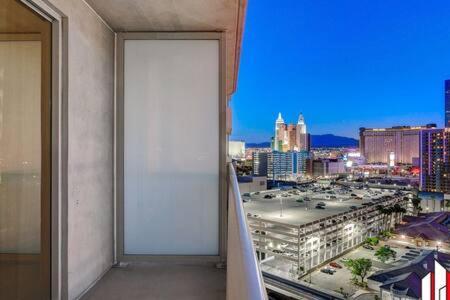 Mgm Signature-15-717 F1 Track & Strip View Balcony Las Vegas Exterior photo