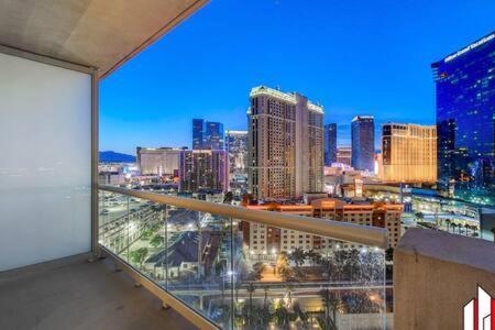 Mgm Signature-15-717 F1 Track & Strip View Balcony Las Vegas Exterior photo