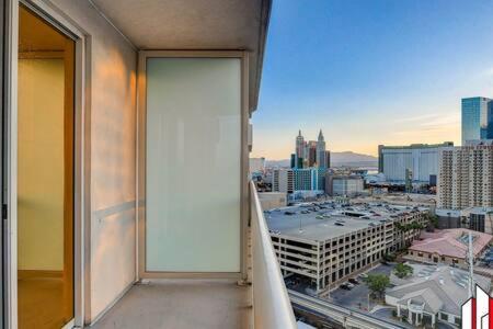 Mgm Signature-15-717 F1 Track & Strip View Balcony Las Vegas Exterior photo